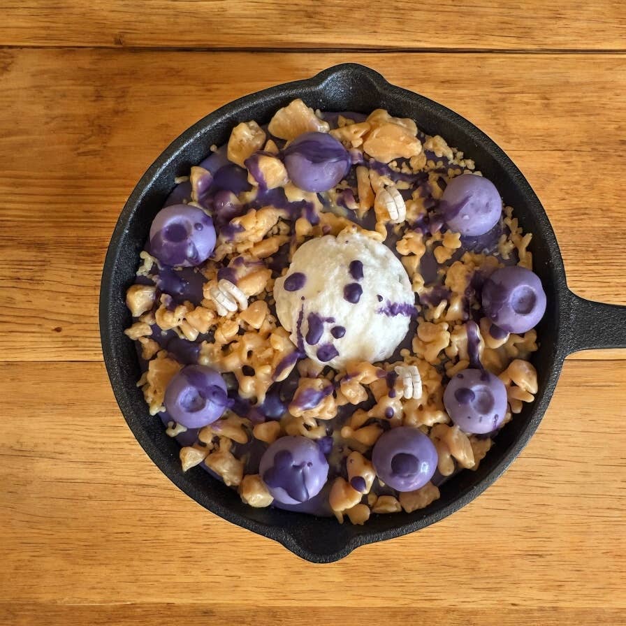 Huckleberry Harvest skillet candle